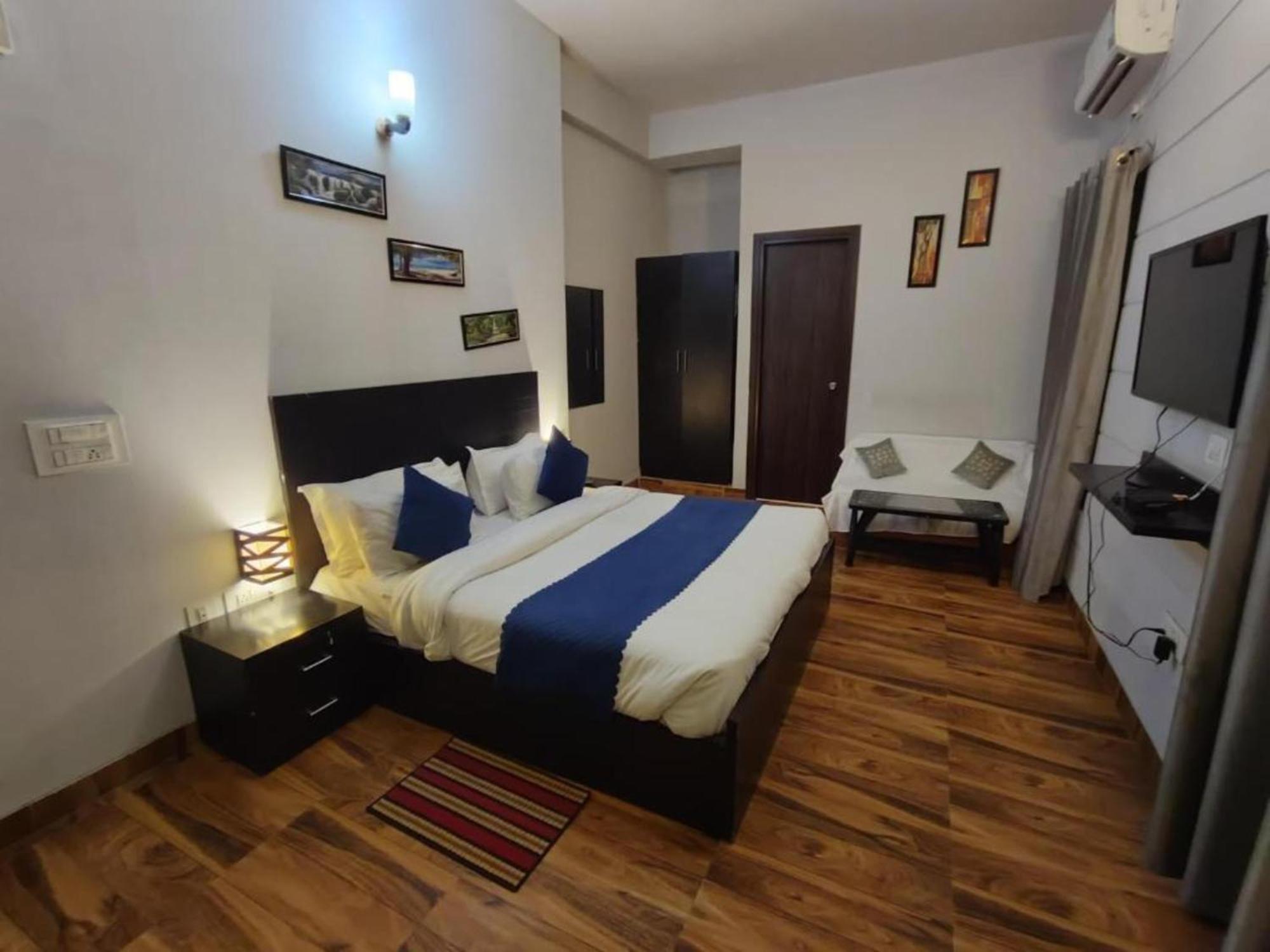 Vrindavan Dreams Hotel And Suites Esterno foto