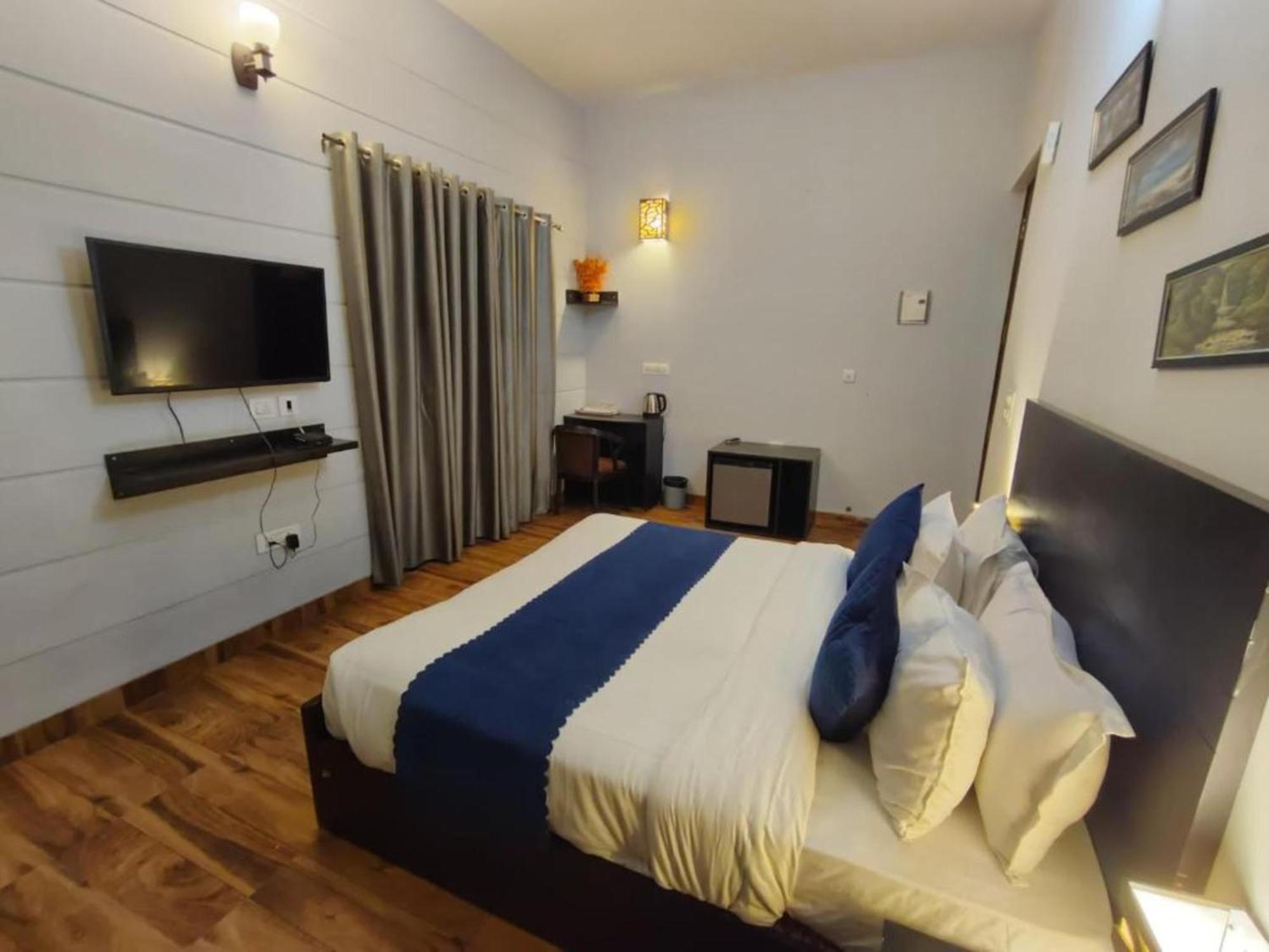 Vrindavan Dreams Hotel And Suites Esterno foto