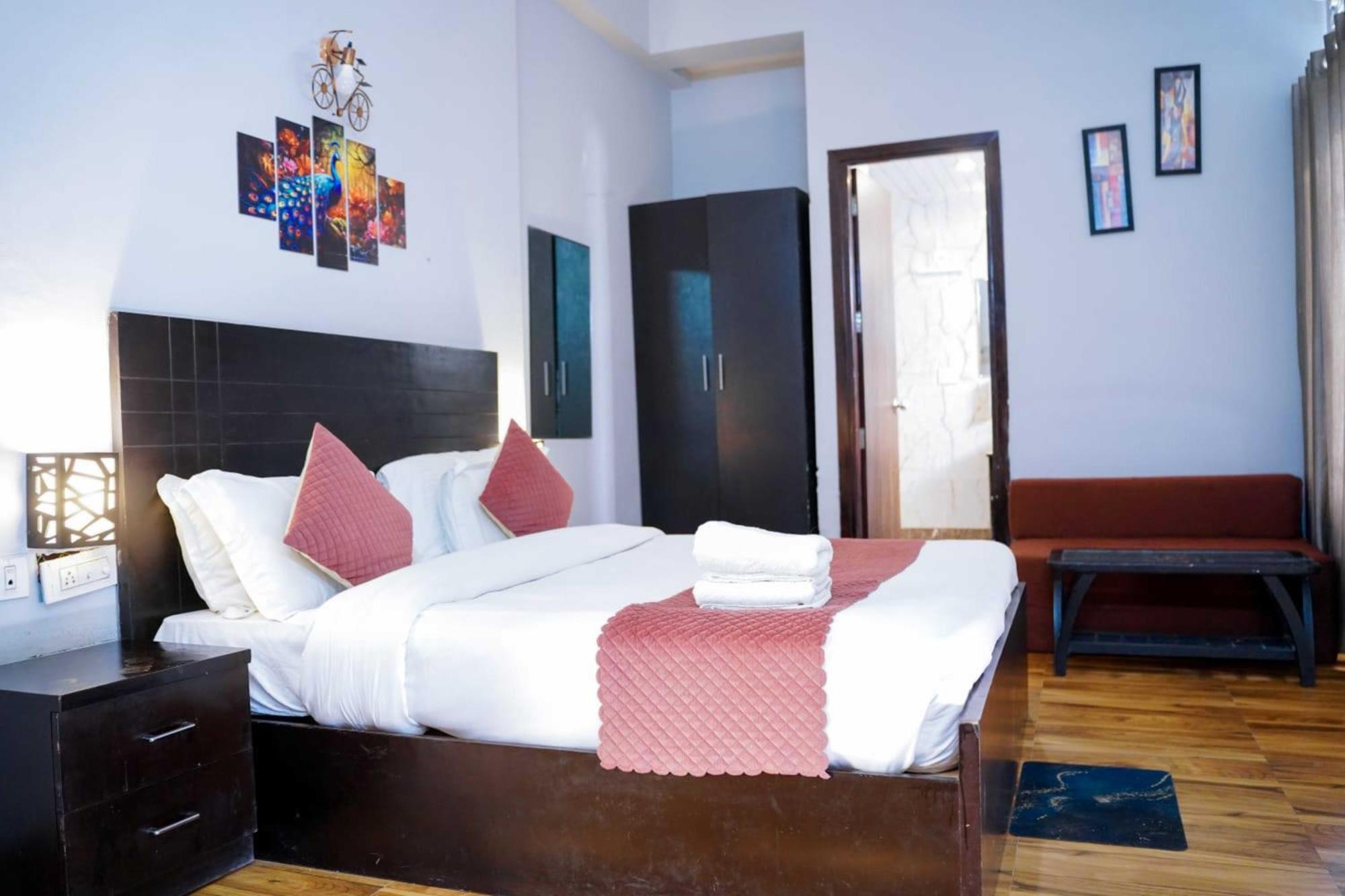 Vrindavan Dreams Hotel And Suites Esterno foto