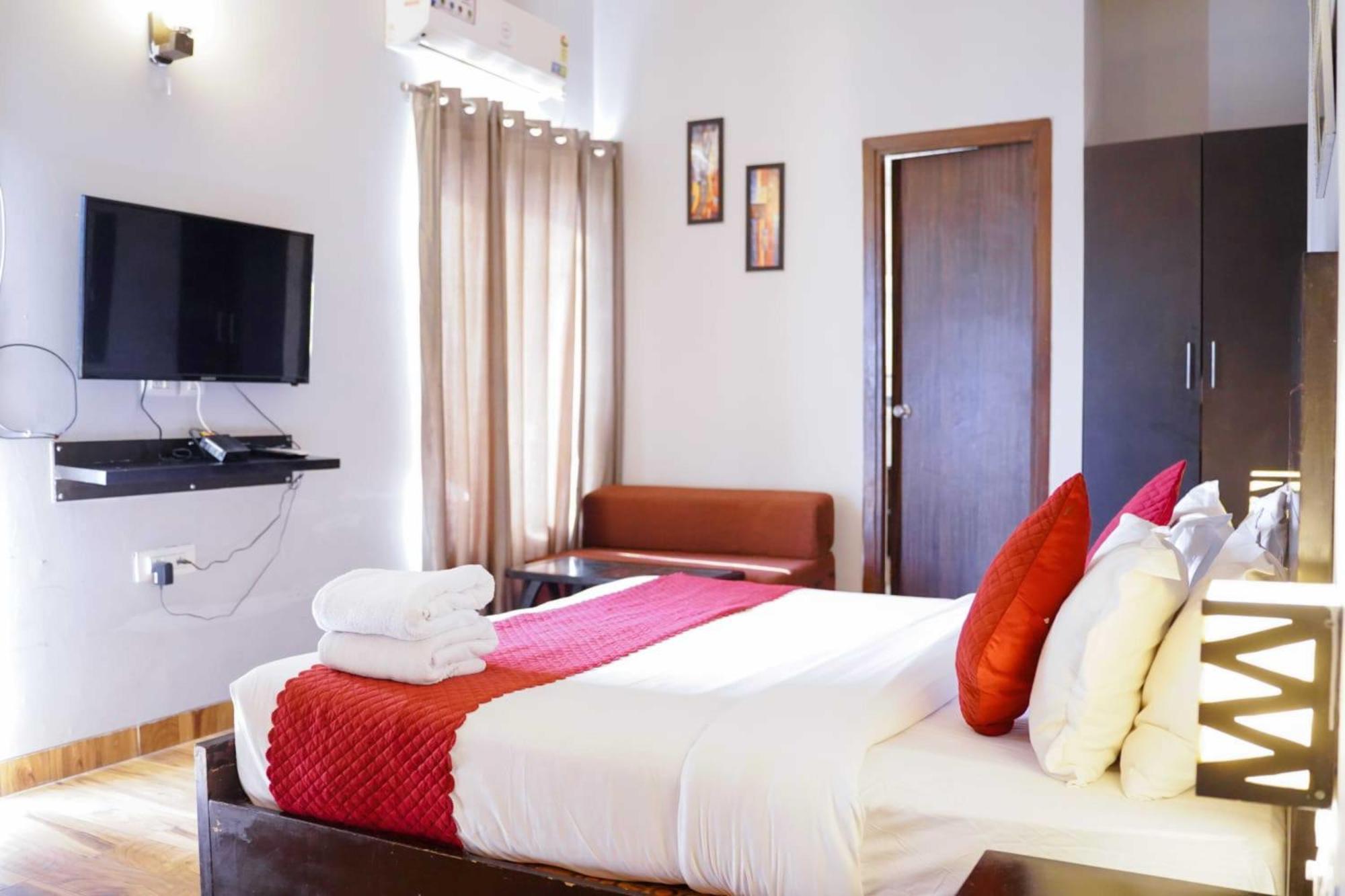 Vrindavan Dreams Hotel And Suites Esterno foto