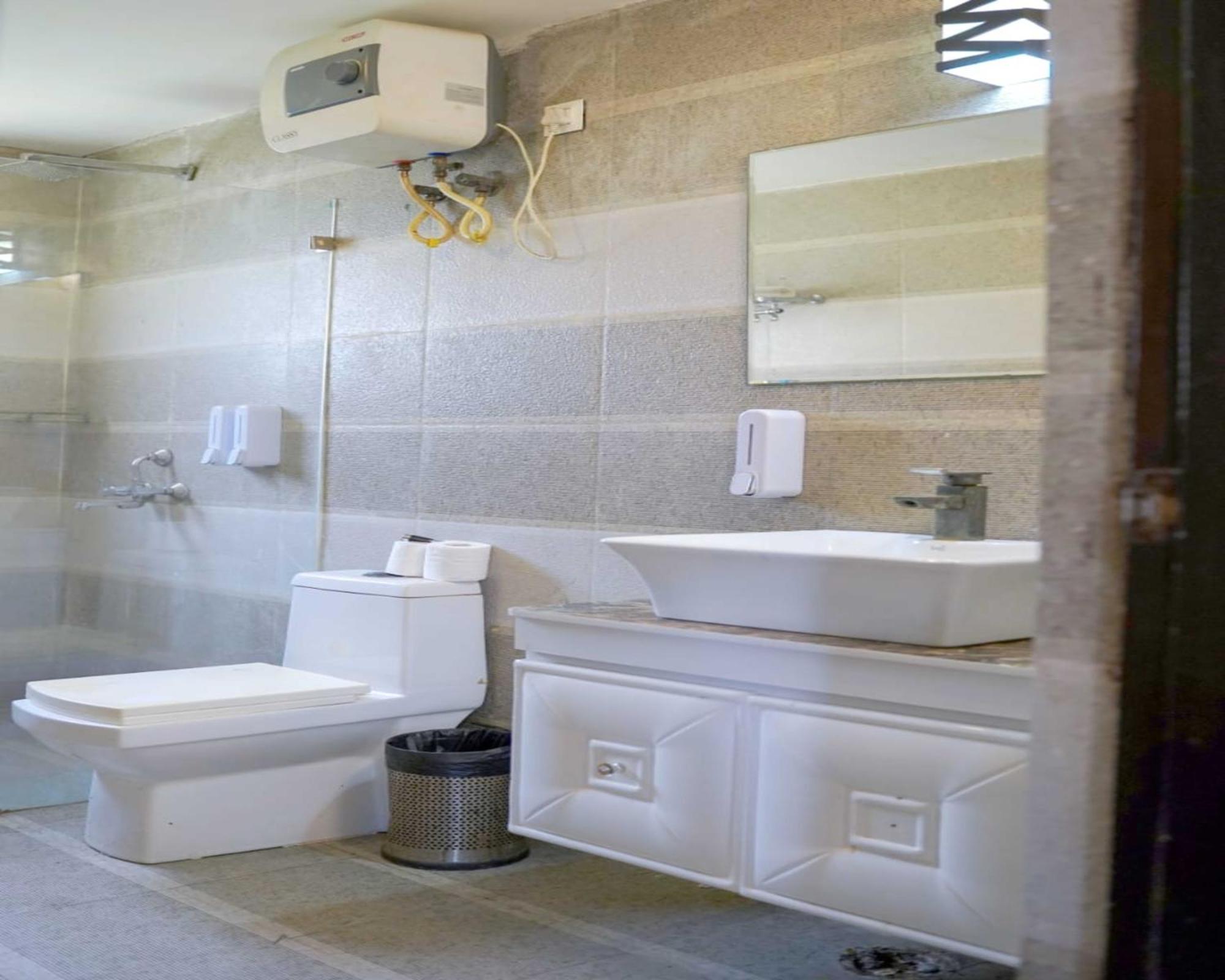 Vrindavan Dreams Hotel And Suites Esterno foto