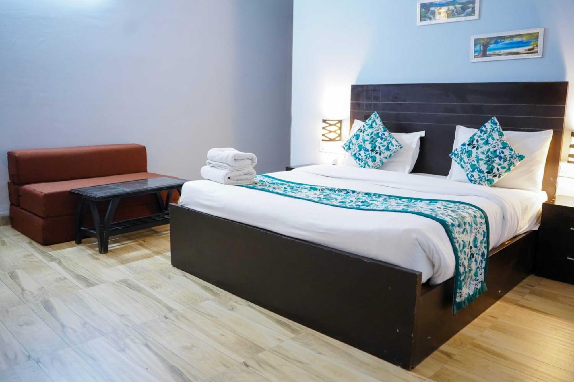 Vrindavan Dreams Hotel And Suites Esterno foto