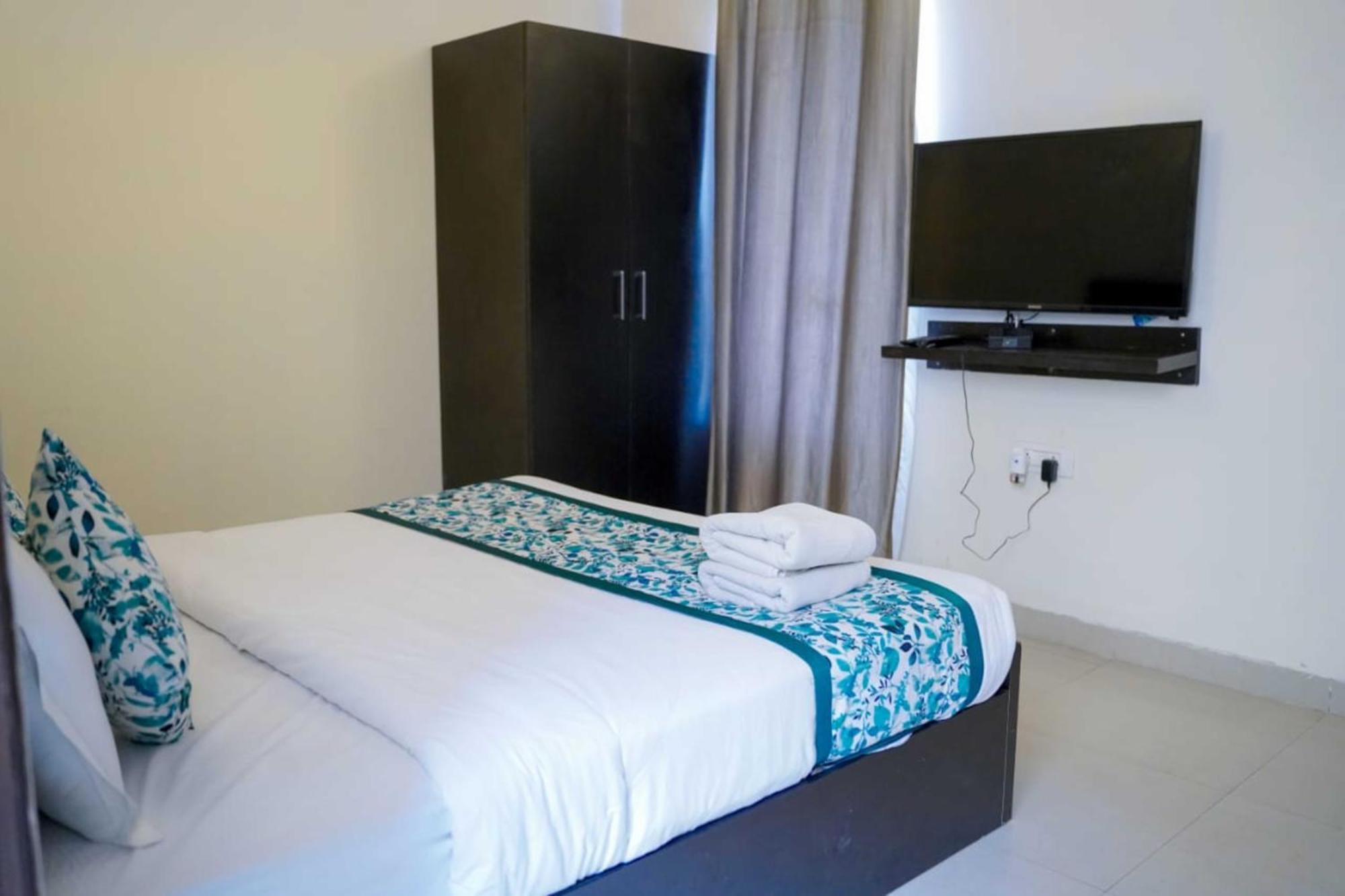 Vrindavan Dreams Hotel And Suites Esterno foto