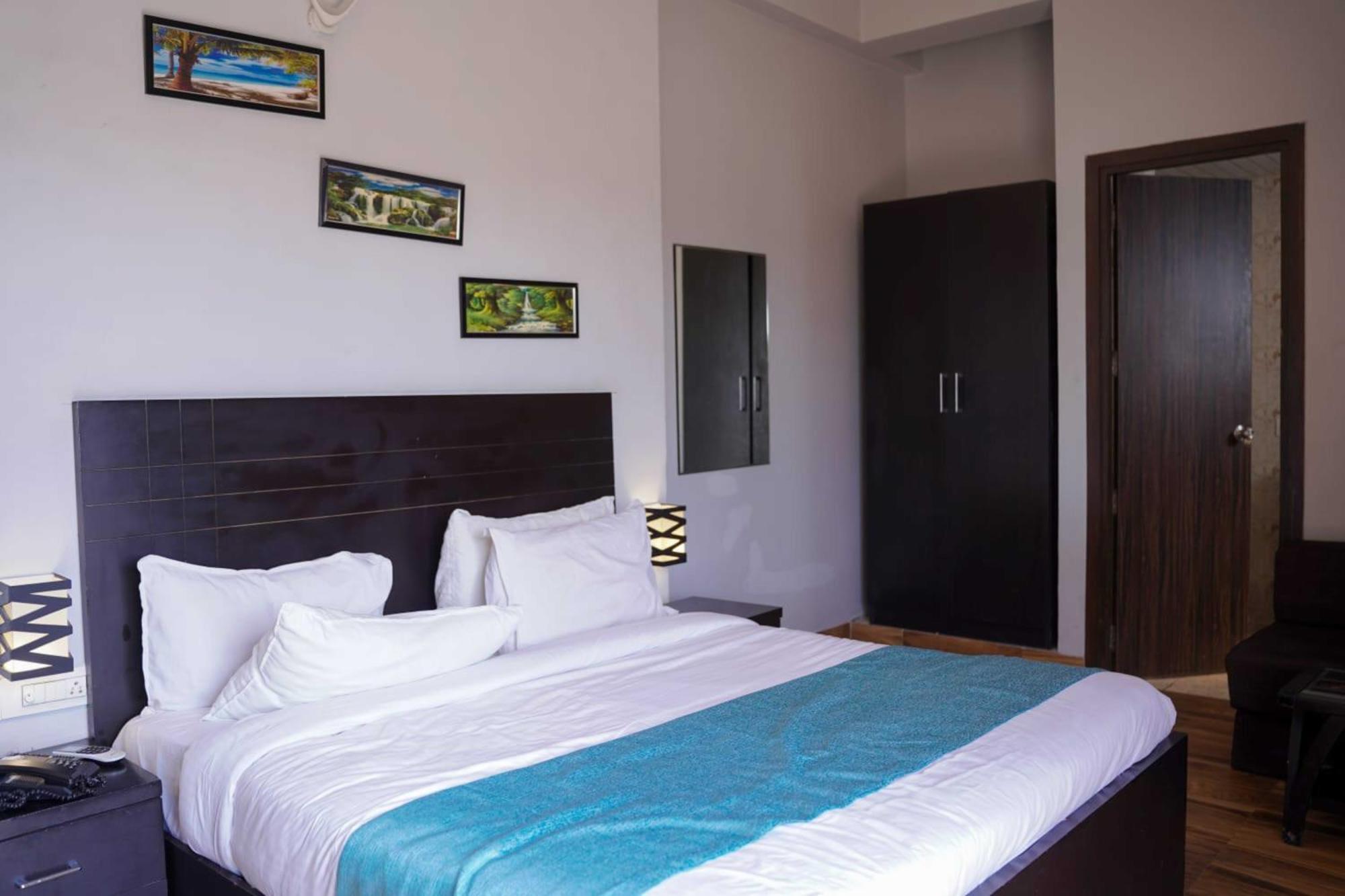 Vrindavan Dreams Hotel And Suites Esterno foto