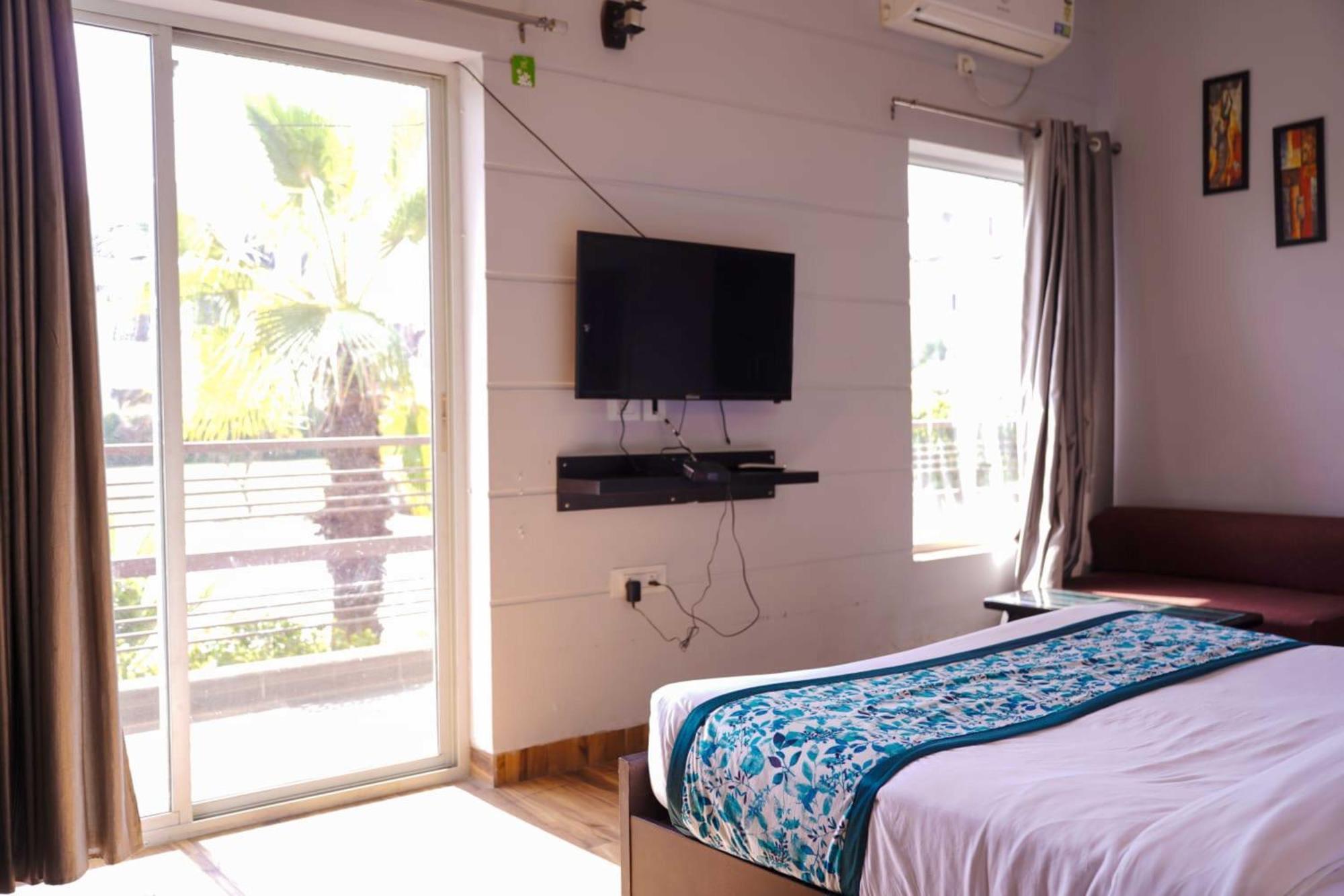 Vrindavan Dreams Hotel And Suites Esterno foto